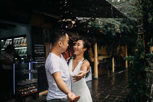 Bộ ảnh ướt mưa lãng mạn của cặp đôi đã “qua một lần đò” - Ảnh 14. Bộ ảnh ướt mưa lãng mạn của cặp đôi đã “qua một lần đò” - Ảnh 14.
