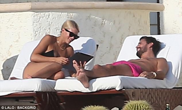 Sofia Richie khoe ba vòng bốc lửa - Ảnh 10. Sofia Richie khoe ba vòng bốc lửa - Ảnh 10.