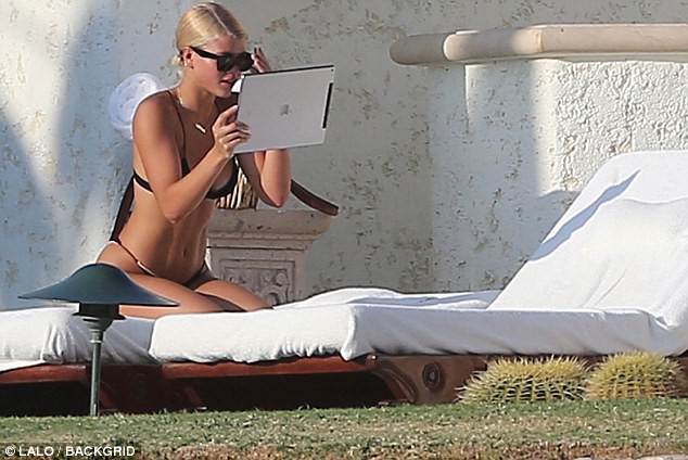 Sofia Richie khoe ba vòng bốc lửa - Ảnh 16. Sofia Richie khoe ba vòng bốc lửa - Ảnh 16.