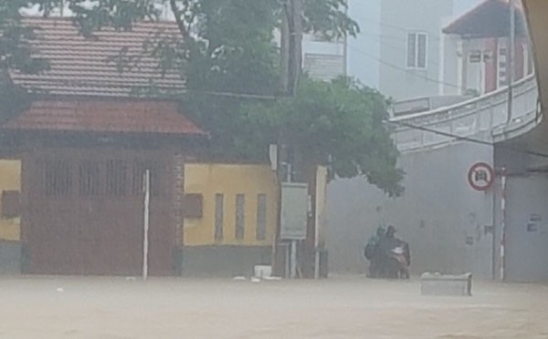 Nhà ca sĩ Ánh Tuyết, Quang Linh ngập sâu trong nước lũ - Ảnh 6. Nhà ca sĩ Ánh Tuyết, Quang Linh ngập sâu trong nước lũ - Ảnh 6.