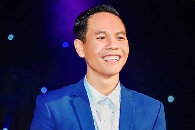 “Thánh giả giọng” Nguyễn Việt Hồ làm minishow hát bolero - Ảnh 4. “Thánh giả giọng” Nguyễn Việt Hồ làm minishow hát bolero - Ảnh 4.