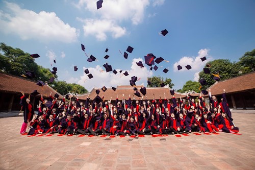 Đừng biến ảnh kỷ yếu thành trào lưu sống ảo - Ảnh 2. Đừng biến ảnh kỷ yếu thành trào lưu sống ảo - Ảnh 2.