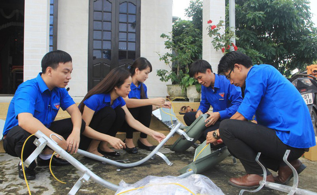 Tuổi trẻ Quảng Trị ra quân dọn dẹp vệ sinh, thắp sáng đường quê - Ảnh 2. Tuổi trẻ Quảng Trị ra quân dọn dẹp vệ sinh, thắp sáng đường quê - Ảnh 2.