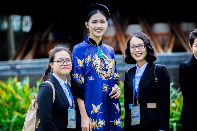 Á hậu Thanh Tú diện áo dài phượng hoàng của NTK Minh Hạnh tại APEC 2017 - Ảnh 4. Á hậu Thanh Tú diện áo dài phượng hoàng của NTK Minh Hạnh tại APEC 2017 - Ảnh 4.