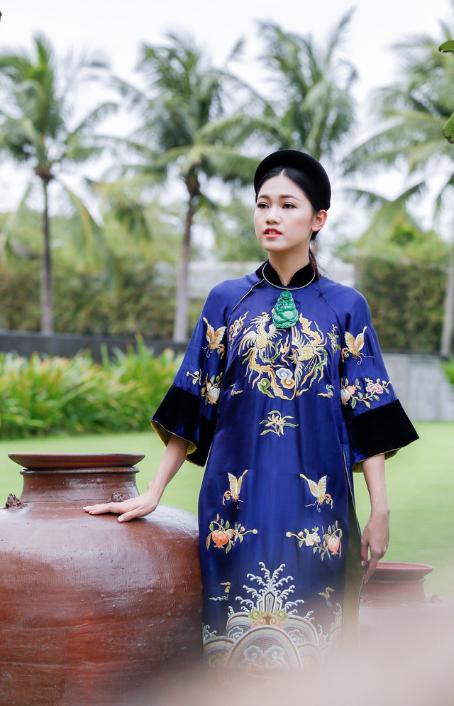 Á hậu Thanh Tú diện áo dài phượng hoàng của NTK Minh Hạnh tại APEC 2017 - Ảnh 6. Á hậu Thanh Tú diện áo dài phượng hoàng của NTK Minh Hạnh tại APEC 2017 - Ảnh 6.