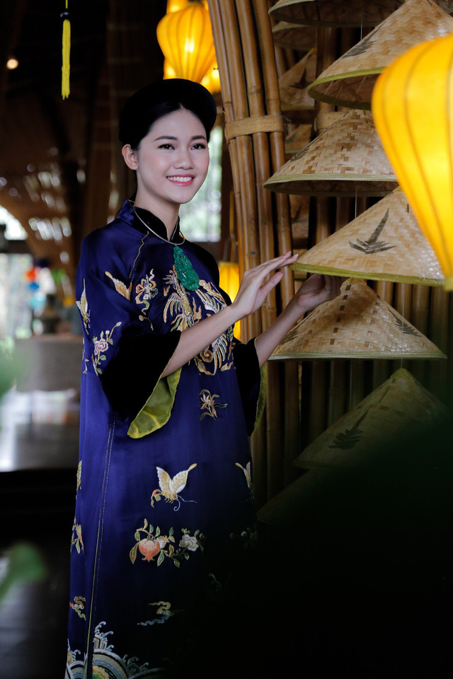 Á hậu Thanh Tú diện áo dài phượng hoàng của NTK Minh Hạnh tại APEC 2017 - Ảnh 16. Á hậu Thanh Tú diện áo dài phượng hoàng của NTK Minh Hạnh tại APEC 2017 - Ảnh 16.