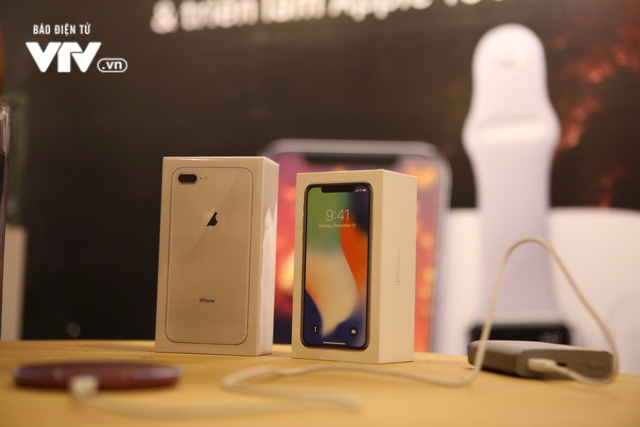  Vừa lên kệ, đã có iPhone X bán ở... vỉa hè Hong Kong (Trung Quốc) trong ngày mở bán - Ảnh 1.