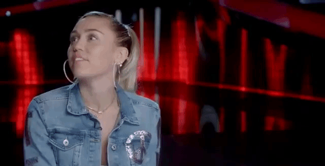 Ngỡ ngàng trước khoảnh khắc Miley Cyrus và Adam Levine ôm hôn nhau ở The Voice - Ảnh 4.