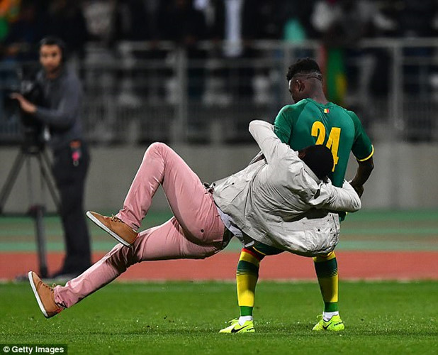 CĐV gây rối, trận giao hữu Bờ Biển Ngà - Senegal kết thúc sớm - Ảnh 2.
