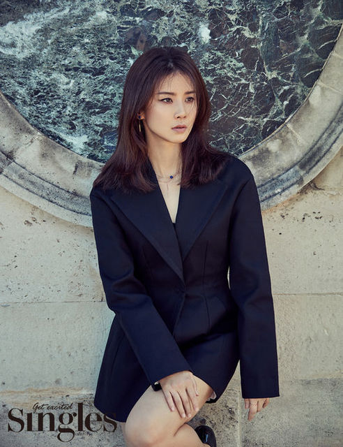 Lee Bo Young đầy suy tư, Han Hyo Joo thả dáng ngọc trên tạp chí - Ảnh 6.