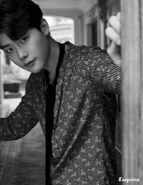 Lee Jong Suk lạ lẫm với loạt ảnh đa sắc thái  - Ảnh 7.