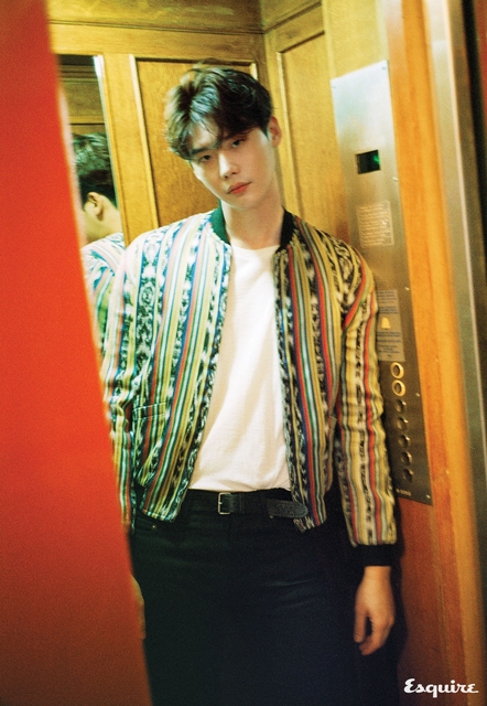 Lee Jong Suk lạ lẫm với loạt ảnh đa sắc thái  - Ảnh 4.