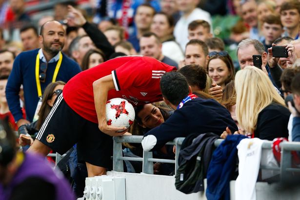 Matic đá bóng trúng mặt nữ CĐV trong trận ra mắt Man Utd - Ảnh 1.