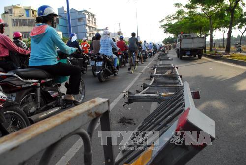 Mất lái, xe khách 46 chỗ lao xuống kênh ở TP.HCM - Ảnh 1.