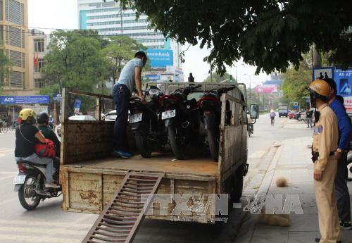 Thanh Hóa: Công an sử dụng súng bắn lưới để bắt quái xế - Ảnh 1.