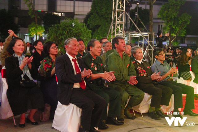 10 ngày rung chuyển thế giới: Tái hiện trang sử hào hùng của Cách mạng tháng Mười Nga - Ảnh 2.