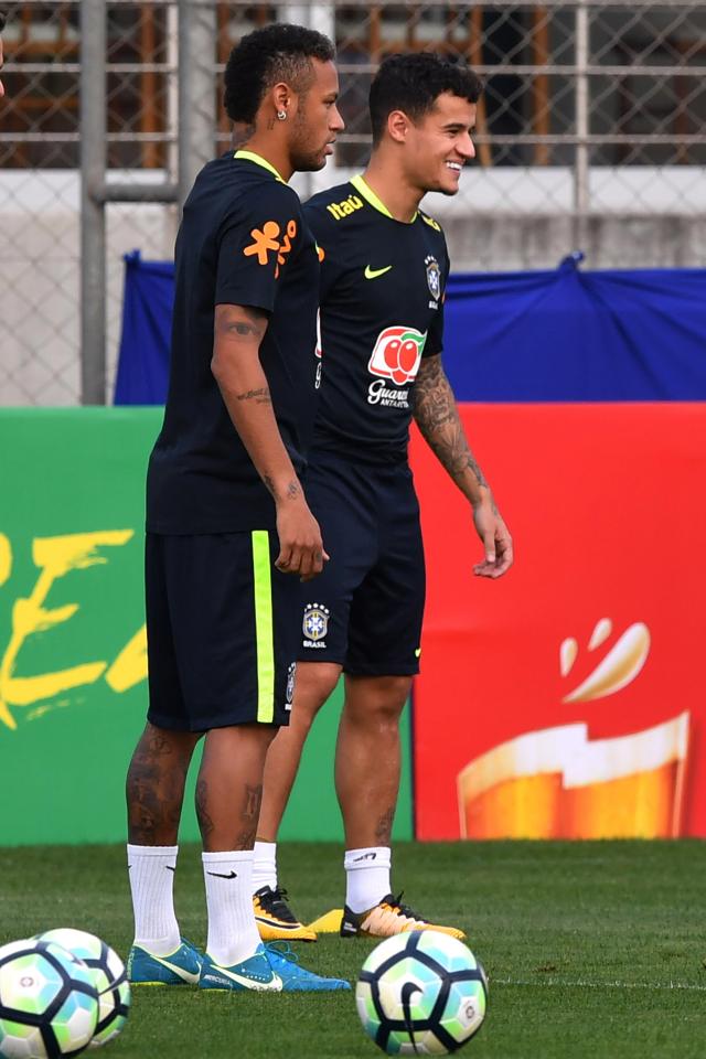 Coutinho tươi như hoa tập luyện cùng Neymar - Ảnh 1.