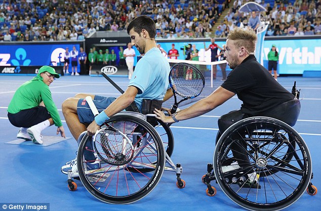 Novak Djokovic trải nghiệm cảm giác của các VĐV paralympic trước thềm Australian Open - Ảnh 3.