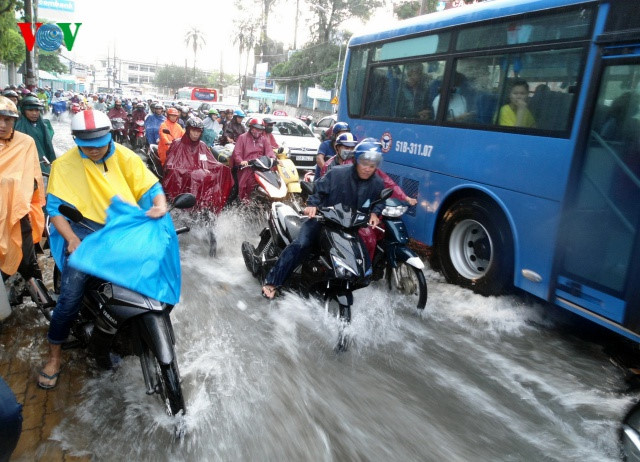 TP.HCM xuất hiện nhiều điểm ngập sau cơn mưa nhanh - Ảnh 2.