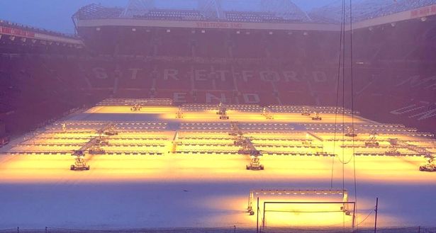 Old Trafford, Etihad ngập trong tuyết trắng - Ảnh 1. Old Trafford, Etihad ngập trong tuyết trắng - Ảnh 1.