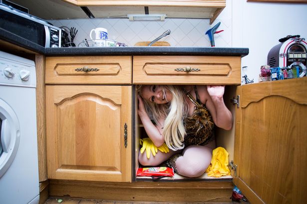 Người kh&ocirc;ng xương nh&eacute;t m&igrave;nh v&agrave;o chiếc lọ đường k&iacute;nh 45cm - Ảnh 3.