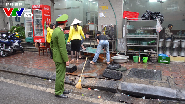 Vỉa hè Hà Nội thông thoáng trước ngày toàn Thành phố ra quân xử lý - Ảnh 5.