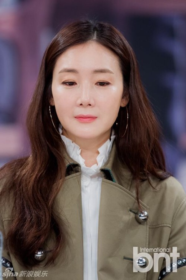 Choi Ji Woo lọt Top sao ăn mặc sành điệu nhất xứ Hàn - Ảnh 1.