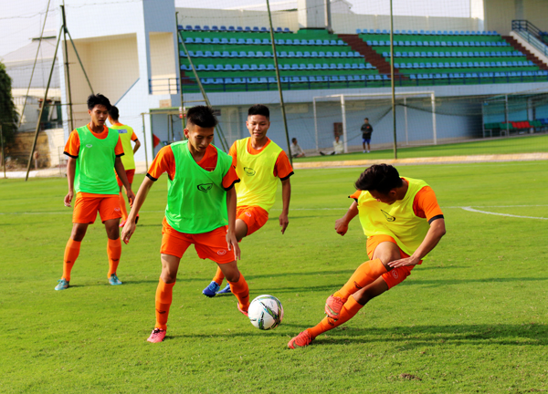 ĐT U18 Việt Nam tích cực tập luyện chuẩn bị dự giải quốc tế Asean- Côn Minh 2017 - Ảnh 2.