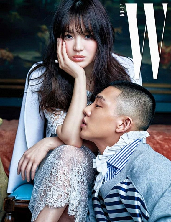 Song Hye Kyo tình tứ bên Yoo Ah In trong loạt ảnh mới - Ảnh 2.