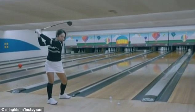 Nữ golf thủ xinh đẹp phá băng bowling chỉ bằng 1 cú đánh - Ảnh 1.