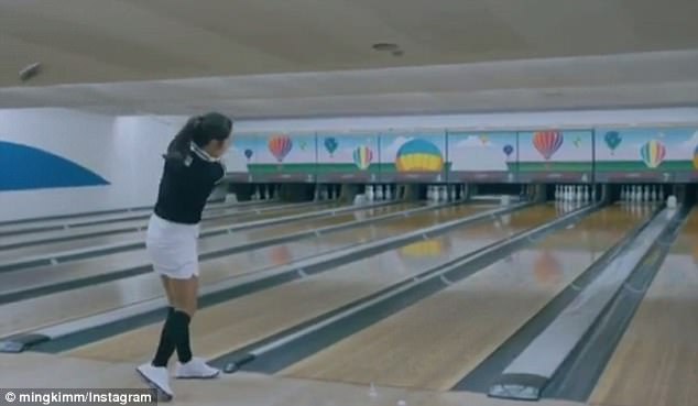 Nữ golf thủ xinh đẹp phá băng bowling chỉ bằng 1 cú đánh - Ảnh 2.