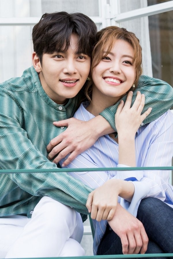 Ji Chang Wook tình tứ bên người tình mới - Ảnh 1.