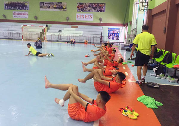 ĐT U20 futsal Việt Nam có buổi tập đầu tiên tại Thái Lan - Ảnh 1.