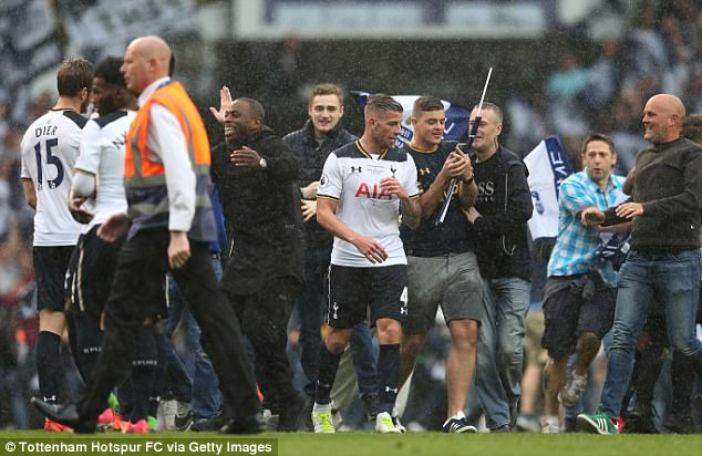 VIDEO Nhìn lại trận chia tay sân White Hart Lane đầy cảm xúc giữa Tottenham - Man Utd - Ảnh 7.