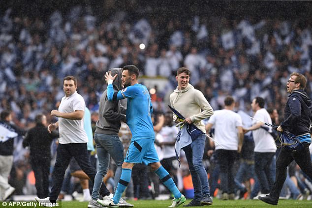 VIDEO Nhìn lại trận chia tay sân White Hart Lane đầy cảm xúc giữa Tottenham - Man Utd - Ảnh 8.