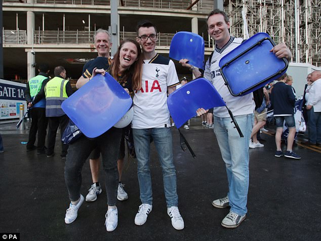 VIDEO Nhìn lại trận chia tay sân White Hart Lane đầy cảm xúc giữa Tottenham - Man Utd - Ảnh 11.