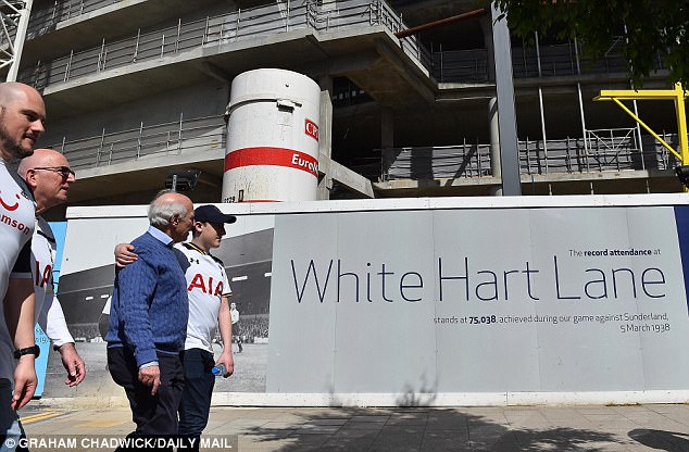 VIDEO Nhìn lại trận chia tay sân White Hart Lane đầy cảm xúc giữa Tottenham - Man Utd - Ảnh 15.