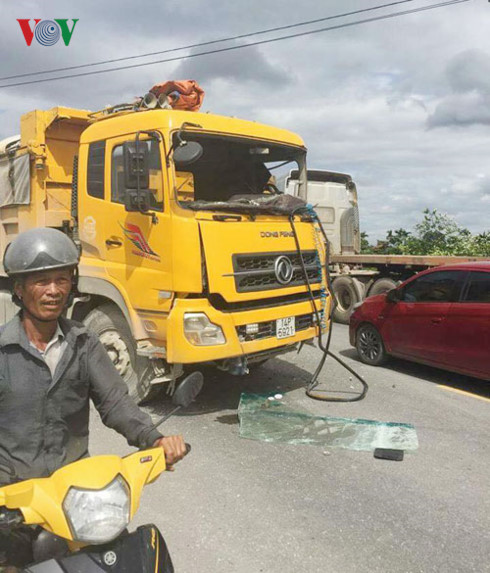 Hai xe tải tông trực diện, 1 tài xế tử vong - Ảnh 1.