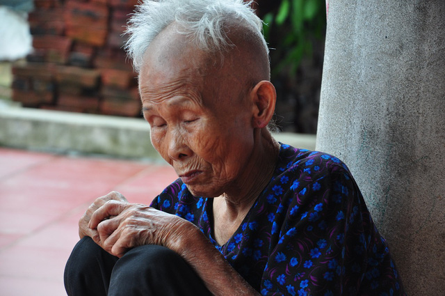 Xót xa mẹ già 80 tuổi nuôi đàn con tâm thần và 3 cháu mồ côi - Ảnh 1.