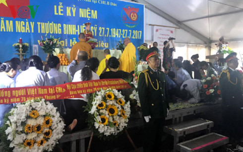 Kỷ niệm 70 năm ngày Thương binh Liệt sỹ và Đại lễ cầu siêu tại CHLB Đức - Ảnh 2.