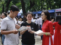 Bưu điện ưu tiên chuyển hồ sơ xét tuyển đại học, cao đẳng - Ảnh 1.