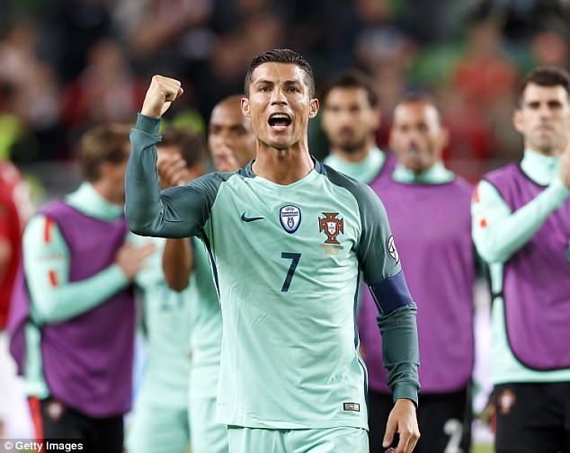 Tay chơi Ronaldo tậu thêm siêu xe Ferrari đắt giá - Ảnh 1.