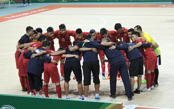 Thắng đậm Hồng Kông (Trung Quốc), ĐT futsal Việt Nam trở lại cuộc đua vào tứ kết - Ảnh 1.