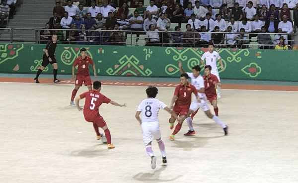 Thắng đậm Hồng Kông (Trung Quốc), ĐT futsal Việt Nam trở lại cuộc đua vào tứ kết - Ảnh 2.