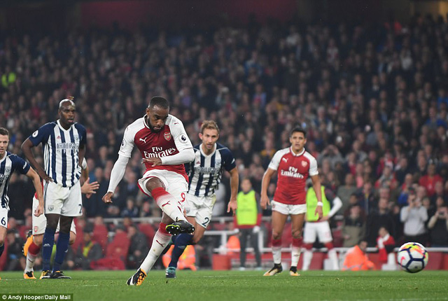 VIDEO Arsenal 2-0 West Brom: Lacazette phá hỏng ngày Barry đi vào lịch sử - Ảnh 2.