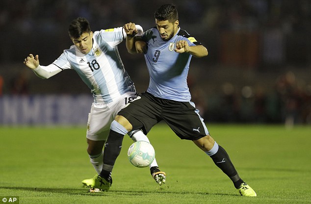 Messi nhạt nhòa, Argentina và Uruguay bất phân thắng bại - Ảnh 1. Messi nhạt nhòa, Argentina và Uruguay bất phân thắng bại - Ảnh 1.