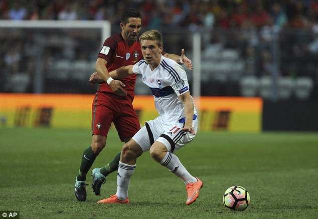 C.Ronaldo lập hat-trick, Bồ Đào Nha vùi dập tí hon - Ảnh 1.