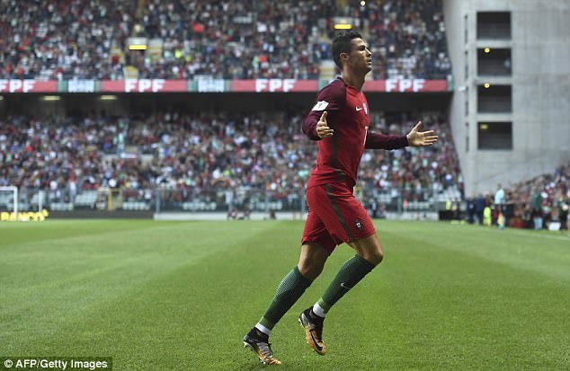 C.Ronaldo lập hat-trick, Bồ Đào Nha vùi dập tí hon - Ảnh 2.