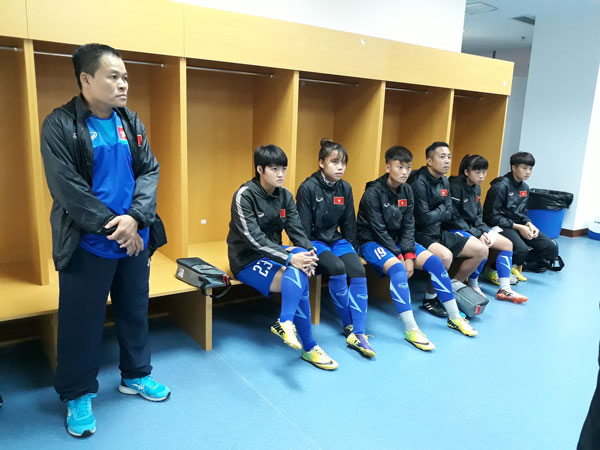 ẢNH: ĐT U19 nữ Việt Nam làm quen sân thi đấu Jiangning Sport Center tại VCK U19 châu Á 2017 - Ảnh 1.