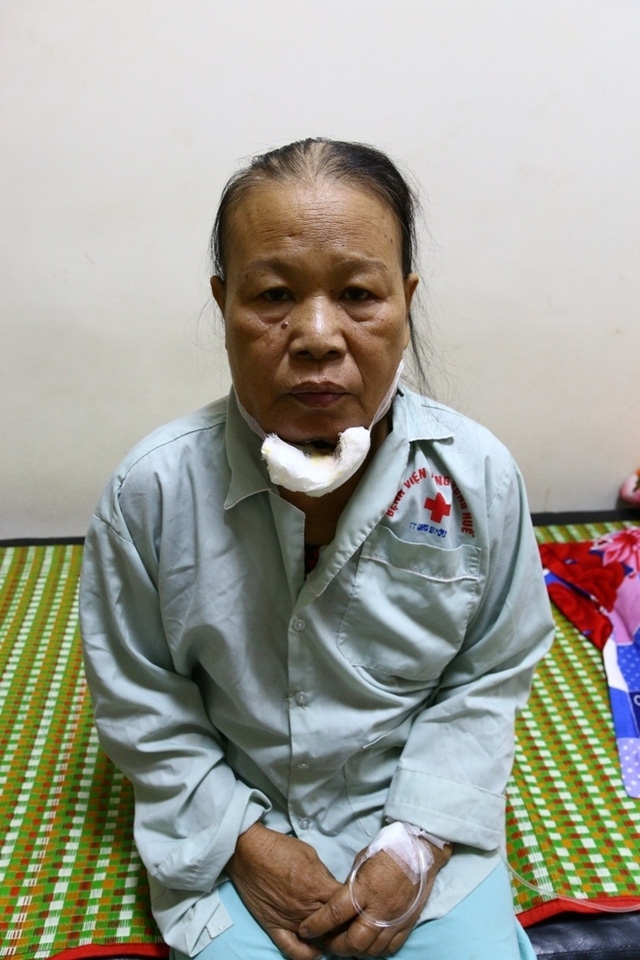 Cảm phục cảnh con rể chăm sóc mẹ bị ung thư bên giường bệnh - Ảnh 1. Cảm phục cảnh con rể chăm sóc mẹ bị ung thư bên giường bệnh - Ảnh 1.